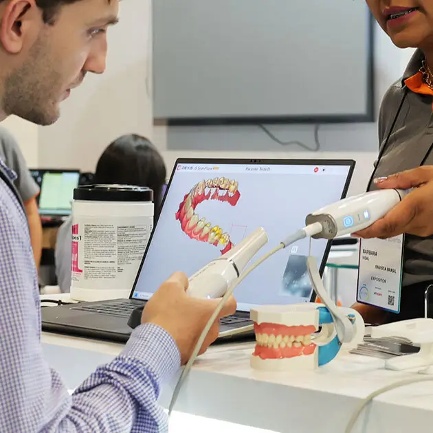 Montagem com profissionais de odontologia usando tecnologia avançada, incluindo imagens em laptops, tablets e telas de scanner 3D, em um fundo escuro com faixas de luz azul brilhante cruzando a composição.